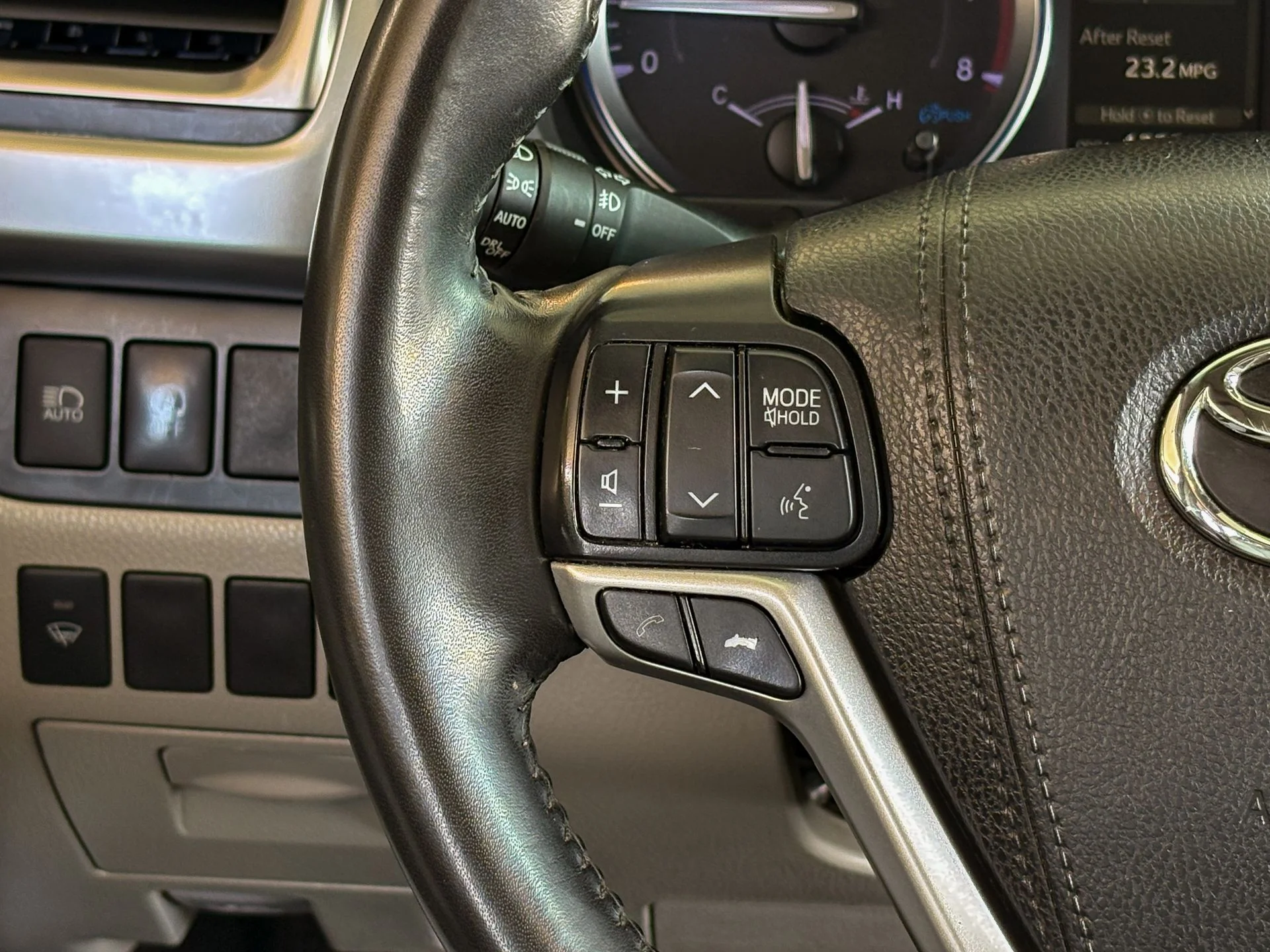 Used 2019 White Toyota XLE image 19