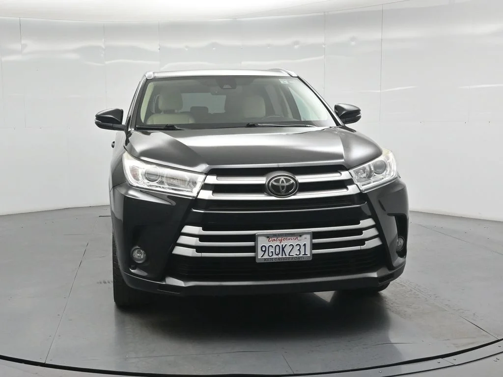 Used 2018 Black Toyota XLE image 49