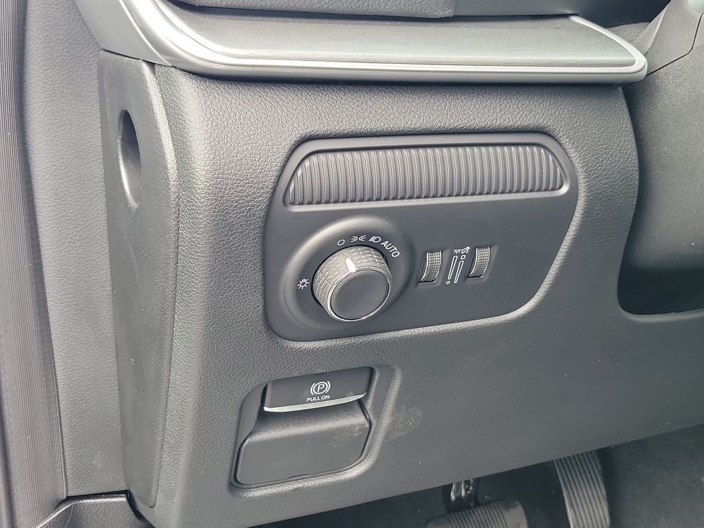New 2026 Bright White Clear-Coat Exterior Paint Jeep  image 15