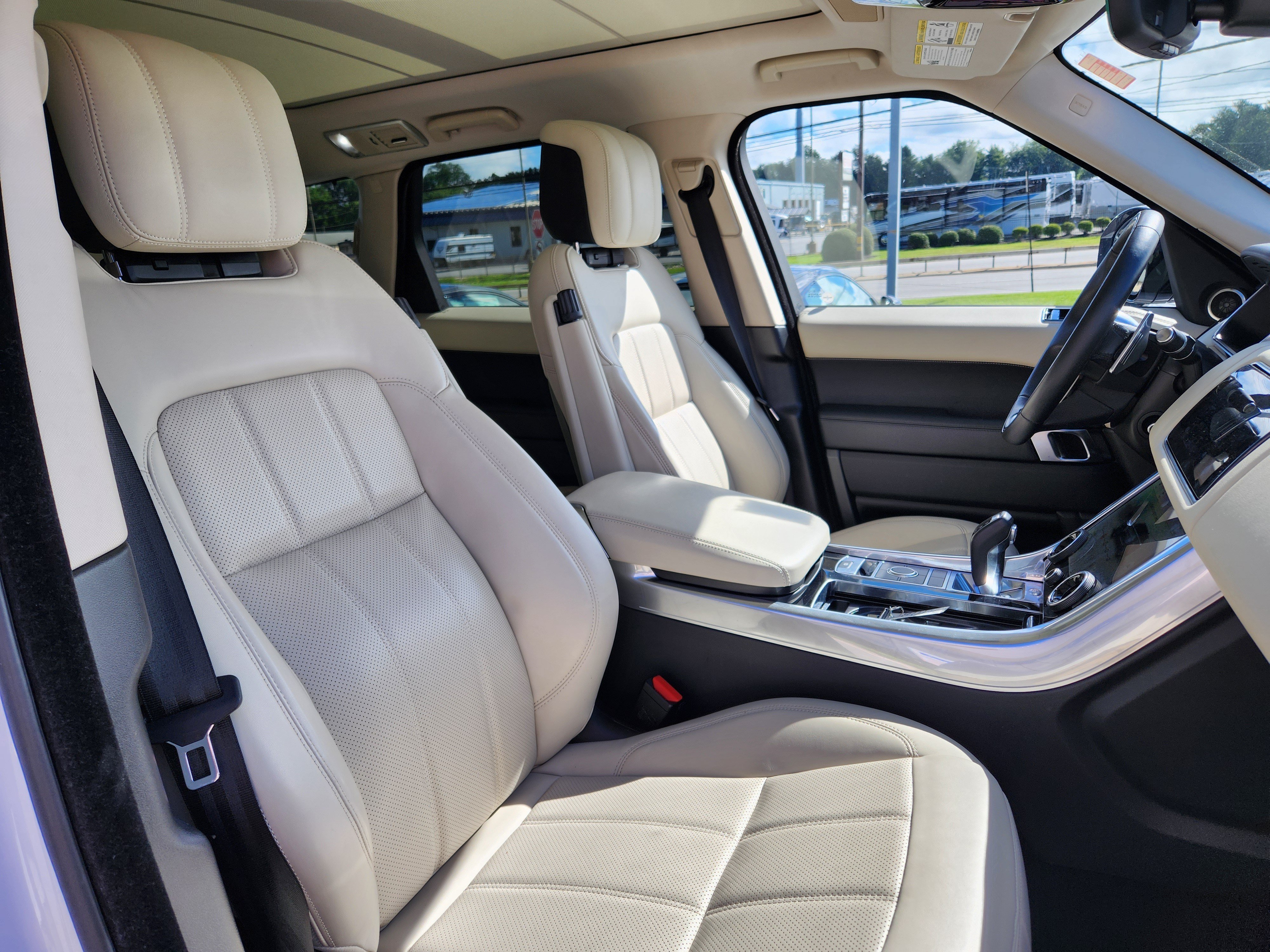 Used 2022 Fuji White Land Rover HSE Silver Edition image 16