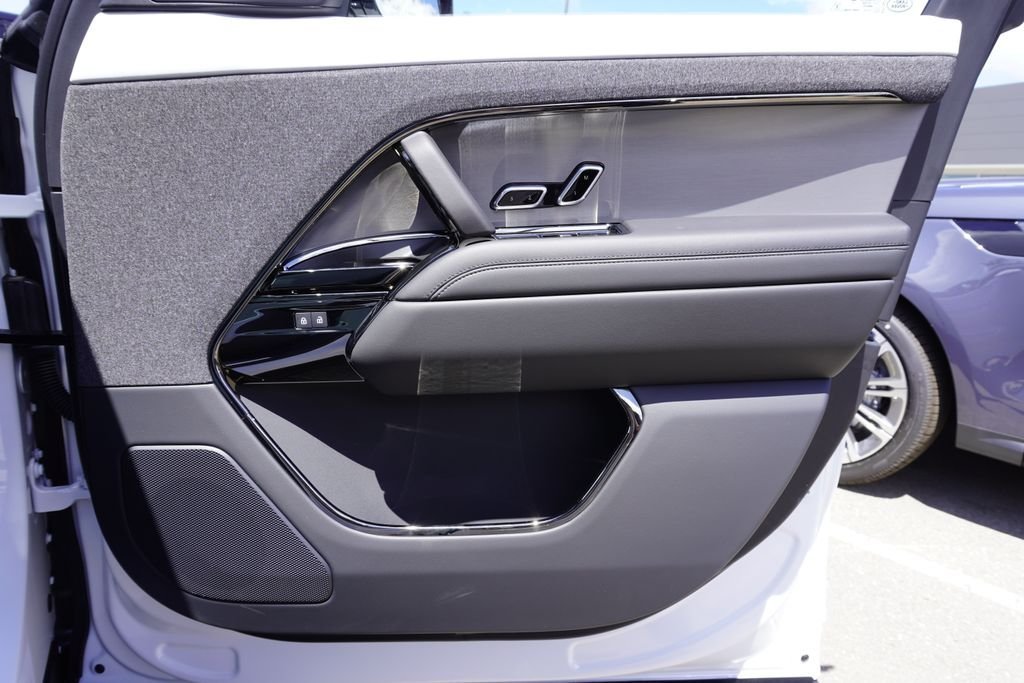 New 2026 Ostuni Pearl White LAND ROVER Dynamic SE image 21