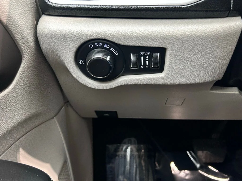 Used 2021 White Chrysler LXI image 20