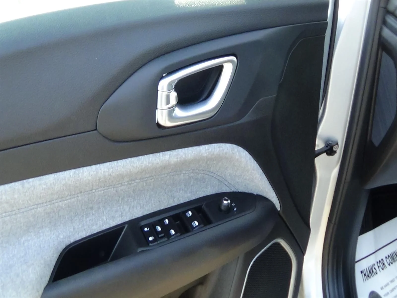 Certified Used 2025 Silver Zynith Clear Coat (pse) Jeep Latitude image 16
