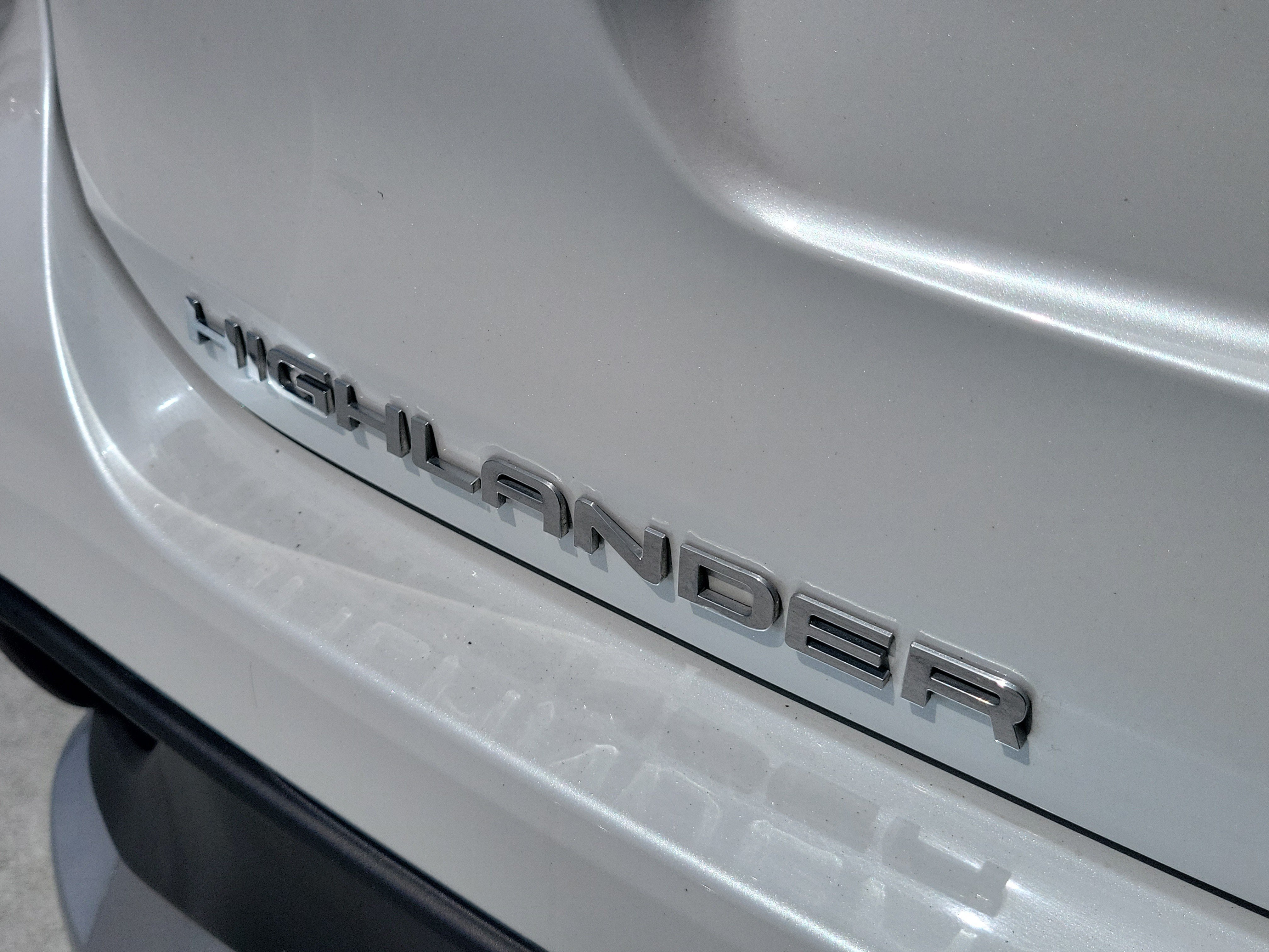 Certified Used 2024 Pearl Toyota LE image 9