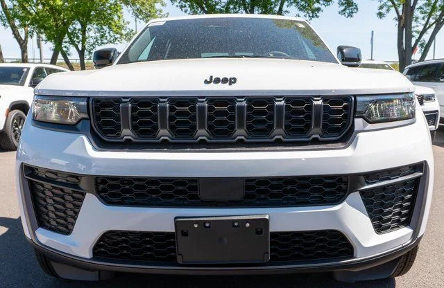 New 2026 Bright White Clear-Coat Exterior Paint Jeep Altitude image 3