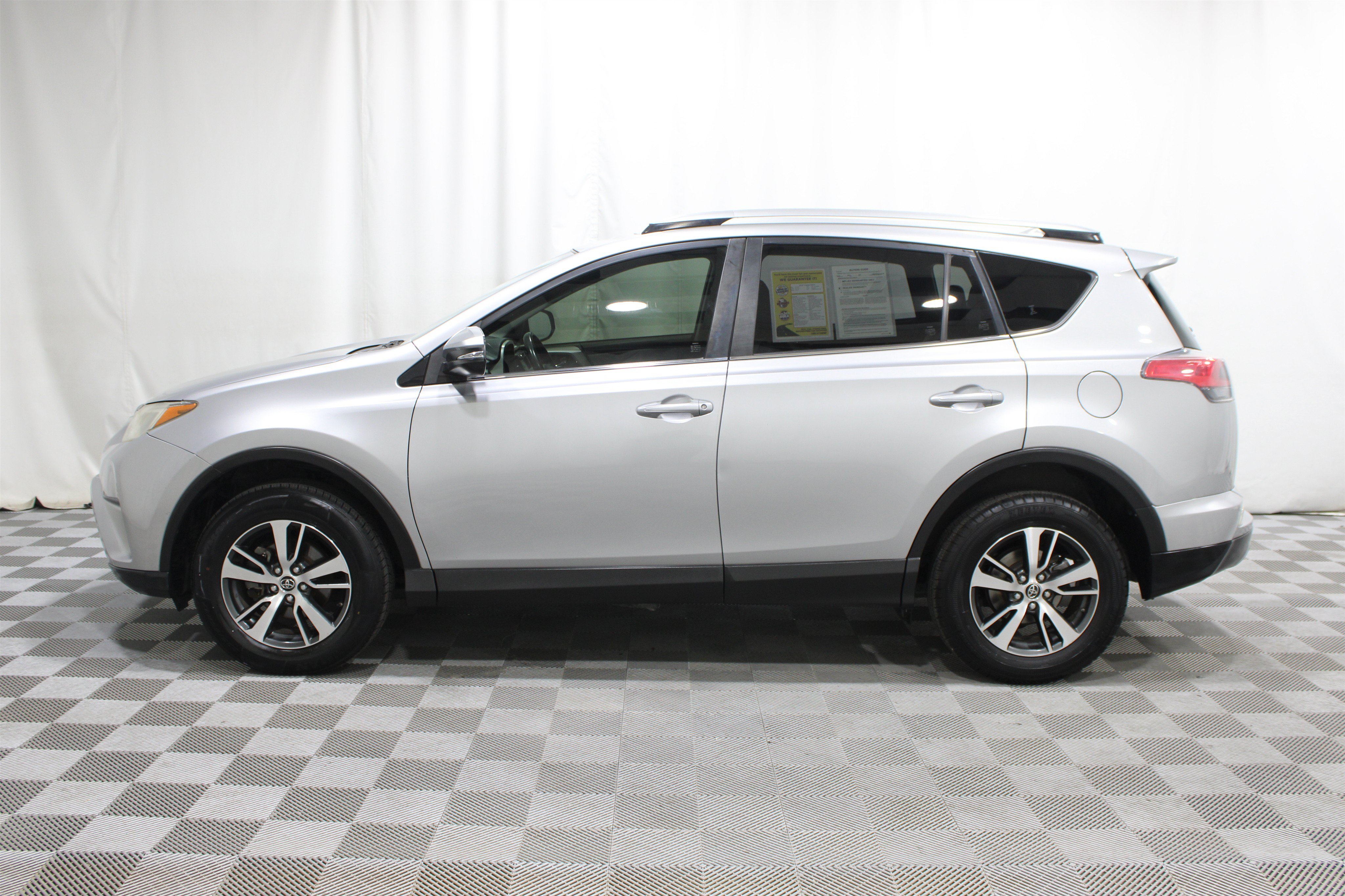 Used 2018 Silver Sky Metallic Toyota XLE image 33