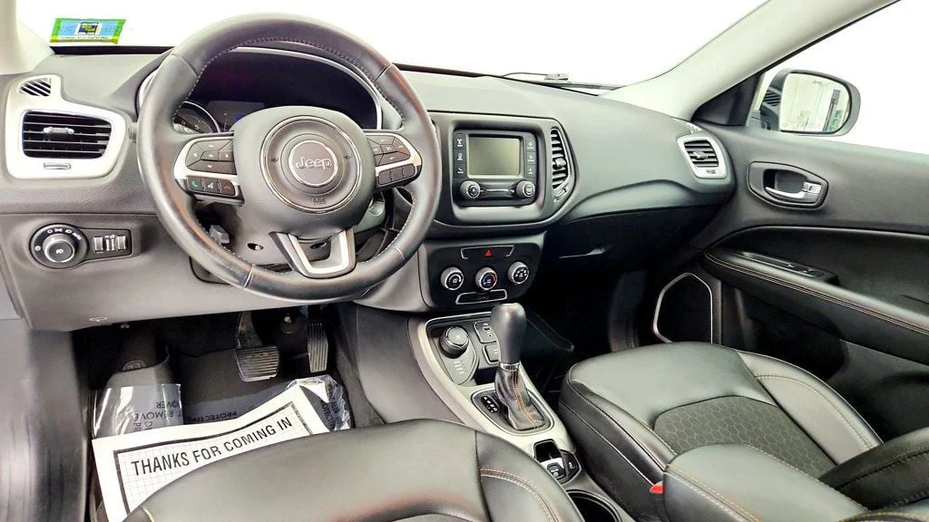 Used 2018 White Clearcoat Jeep Latitude 4x4 image 11
