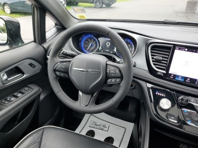 Used 2025 White Chrysler Limited image 18