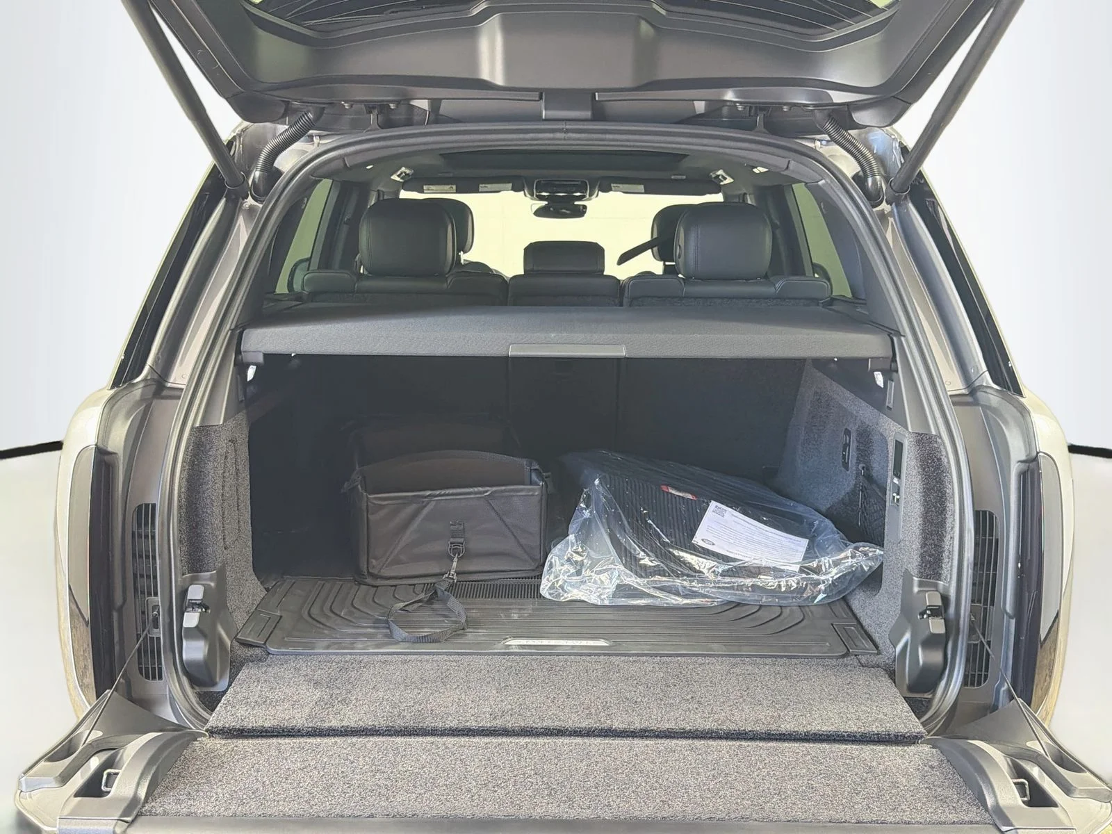 New 2026 Eiger Gray Meta Land Rover SE image 29