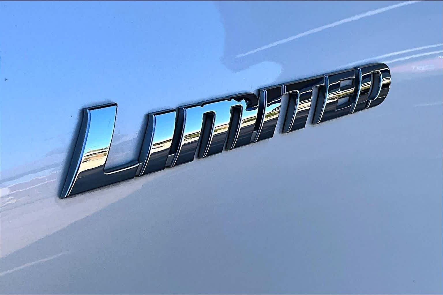 Used 2009 Blizzard Pearl Toyota Limited image 9