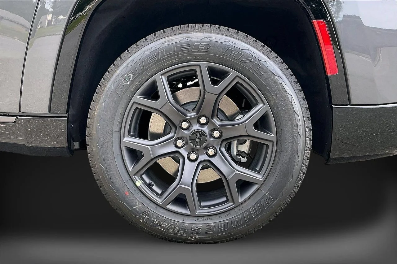 New 2026 Baltic-Gray Metallic Clear-Coat Exterior Paint Jeep Limited Altitude image 36