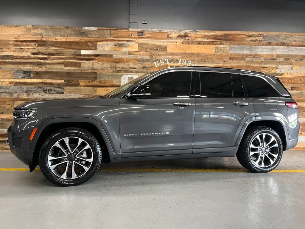 Used 2022 Gray Metallic Jeep Overland image 15