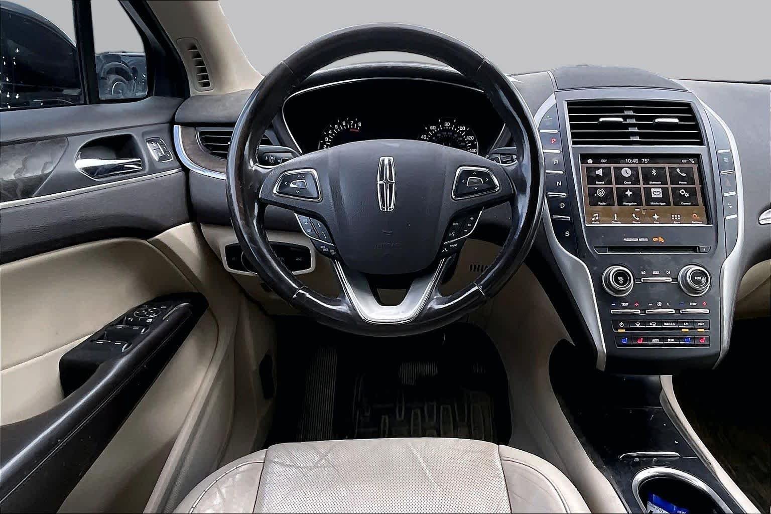 Used 2017 Diamond Black Metallic Lincoln Reserve image 6