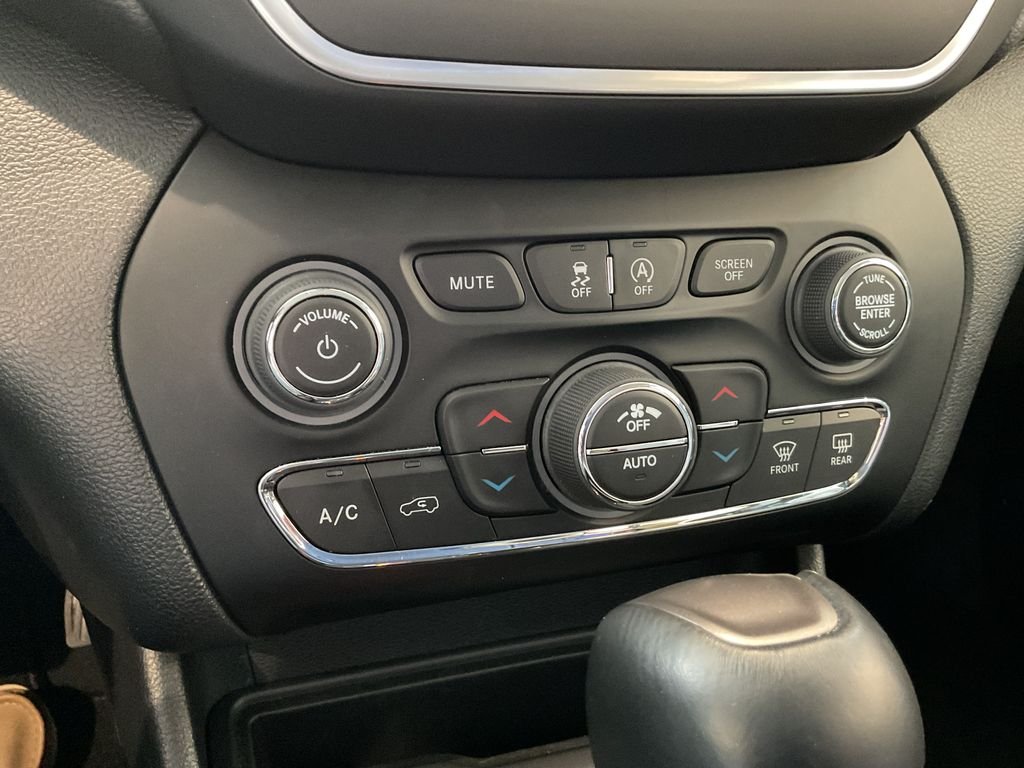 Used 2022 White Jeep Latitude Lux image 24
