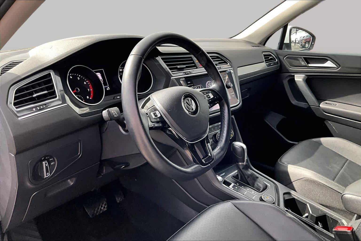 Used 2019 Pure White Volkswagen SE image 18