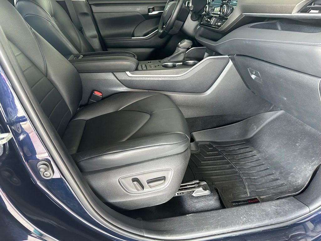Used 2020  Toyota XLE image 38