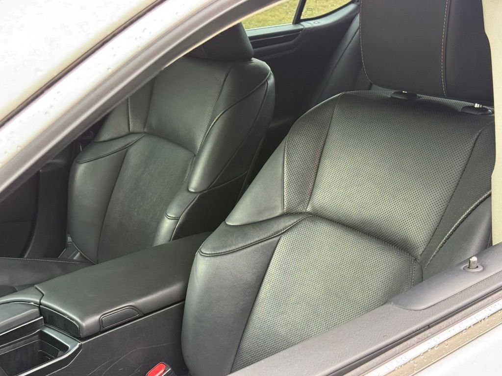 Used 2019 White Lexus 350 image 17