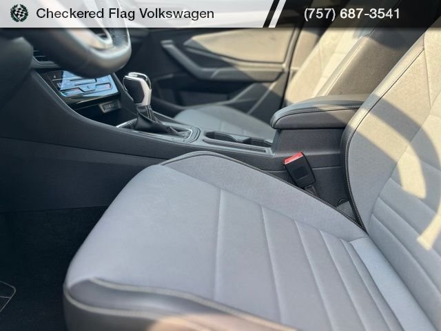 Used 2025 Platinum Gray Metallic Volkswagen 1.5T SE image 24