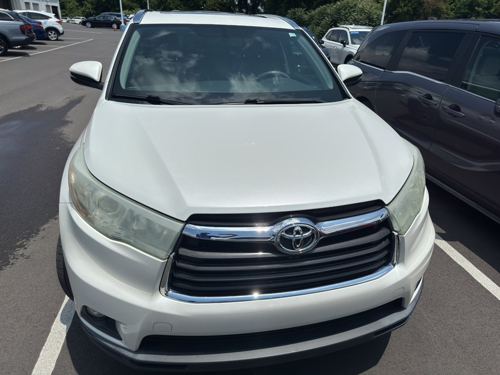 Used 2016 Blizzard Pearl Toyota XLE image 1