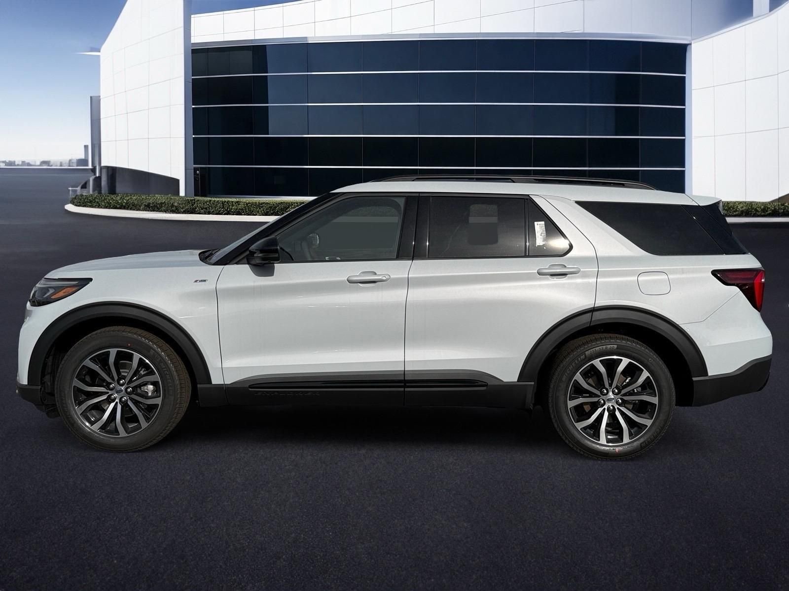 New 2026 Space White Metallic Ford ST-Line image 3