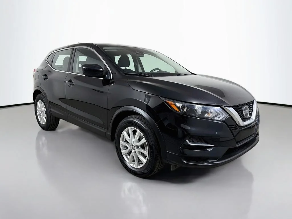 Used 2021  Nissan S image 26