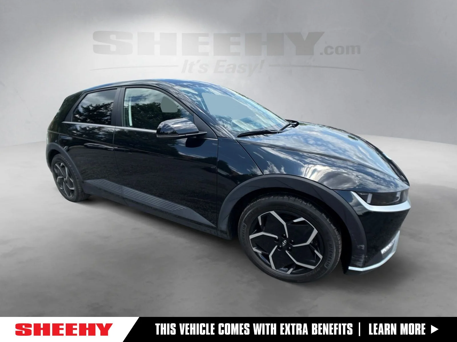 Used 2024 Black Hyundai SEL image 1