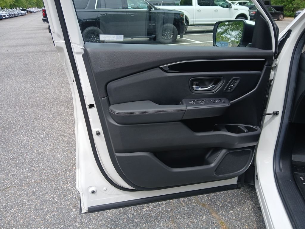 Used 2025 White Honda Touring image 21