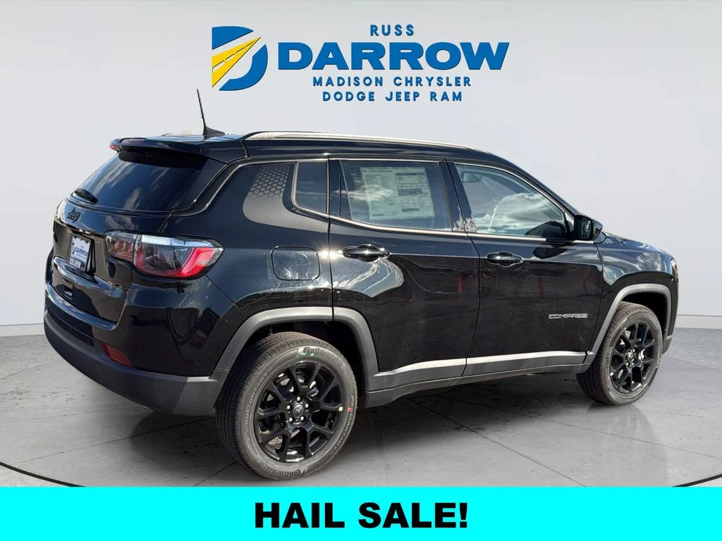 New 2026 Diamond Black Crystal Pearl-Coat Exterior Paint Jeep Latitude image 5