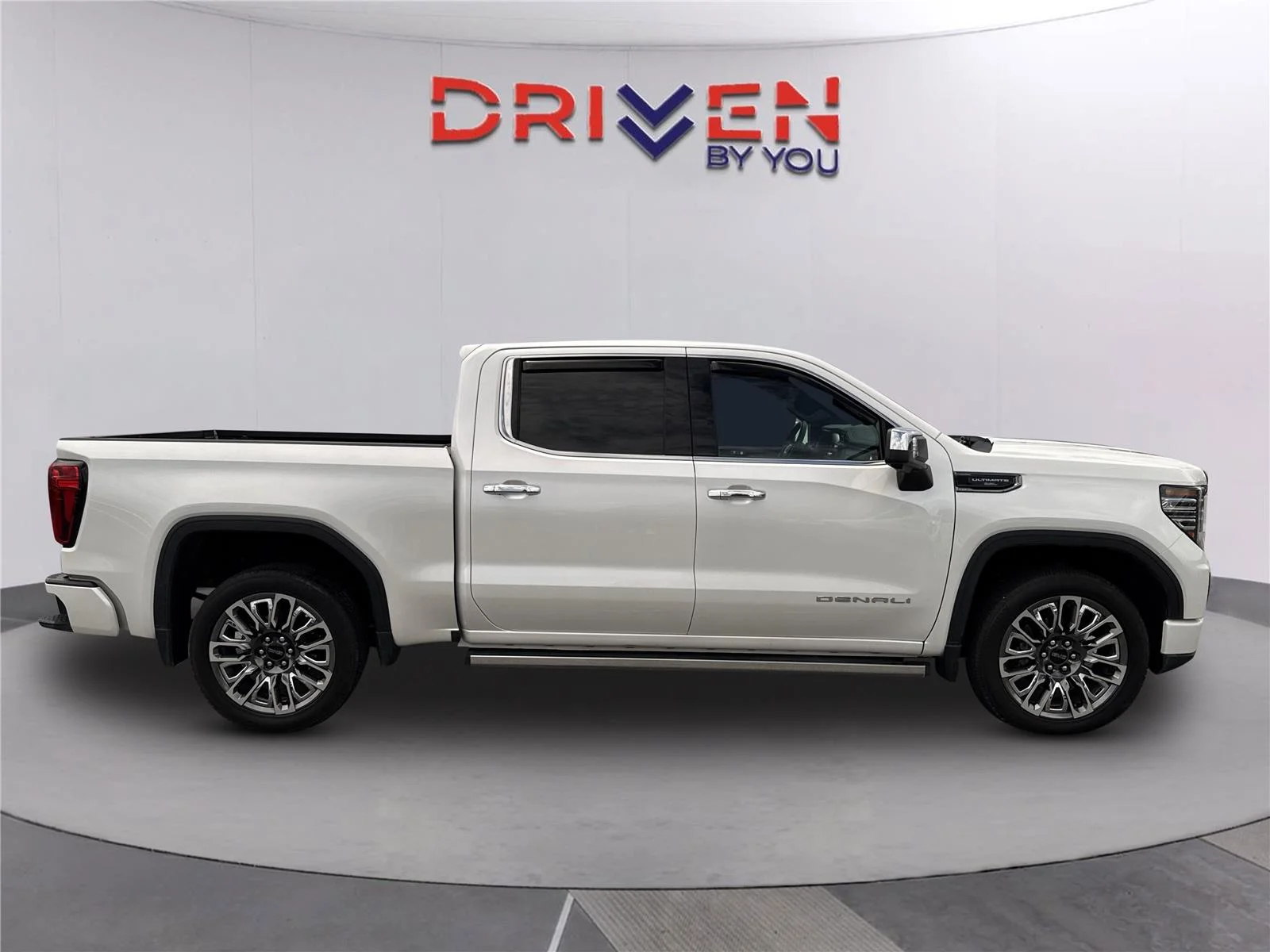Used 2024 White Frost Tricoat GMC Denali Ultimate image 3