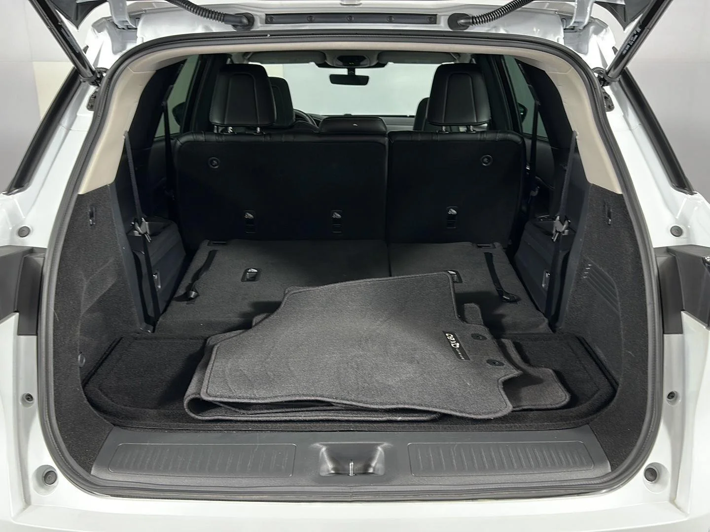 Used 2026 Radiant White INFINITI LUXE image 33