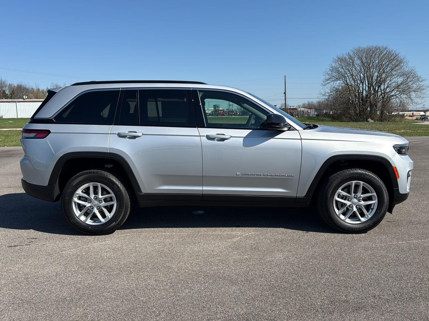 New 2026 Silver Zynith Jeep Laredo X image 8