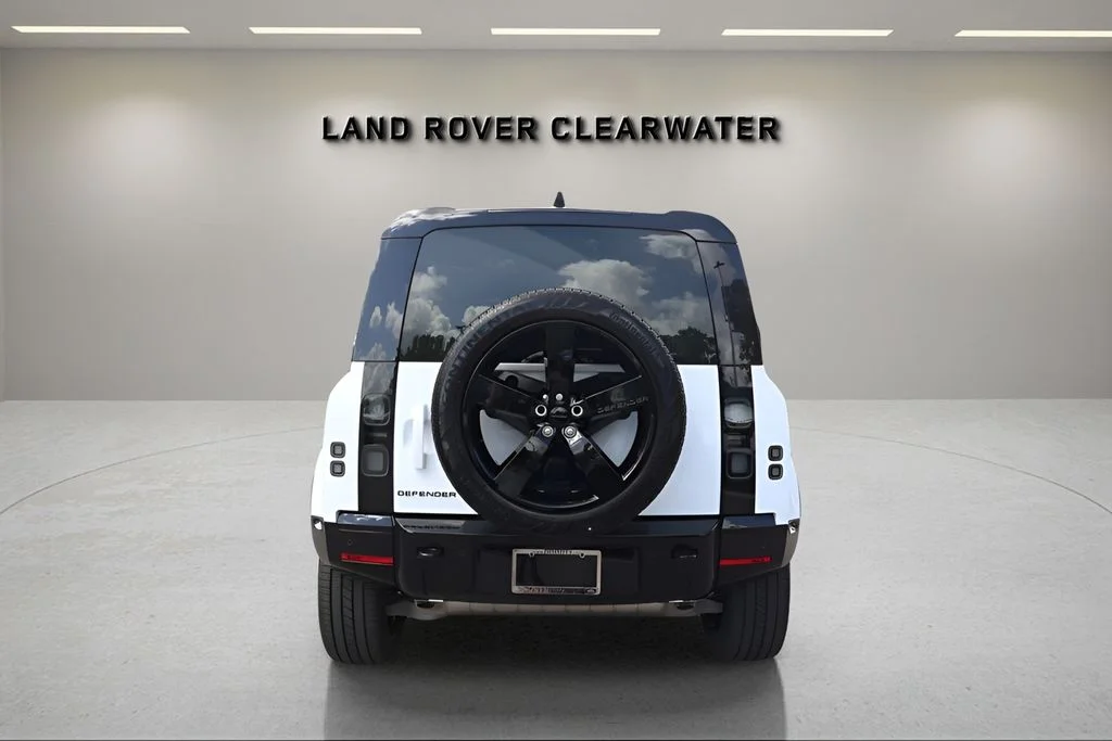 New 2026 Fuji White Land Rover X-Dynamic SE image 4