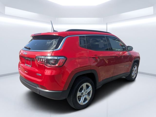 Used 2024  Jeep Latitude image 3