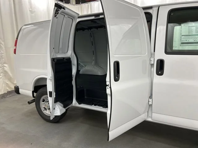 New 2026 Summit White Chevrolet WT image 14
