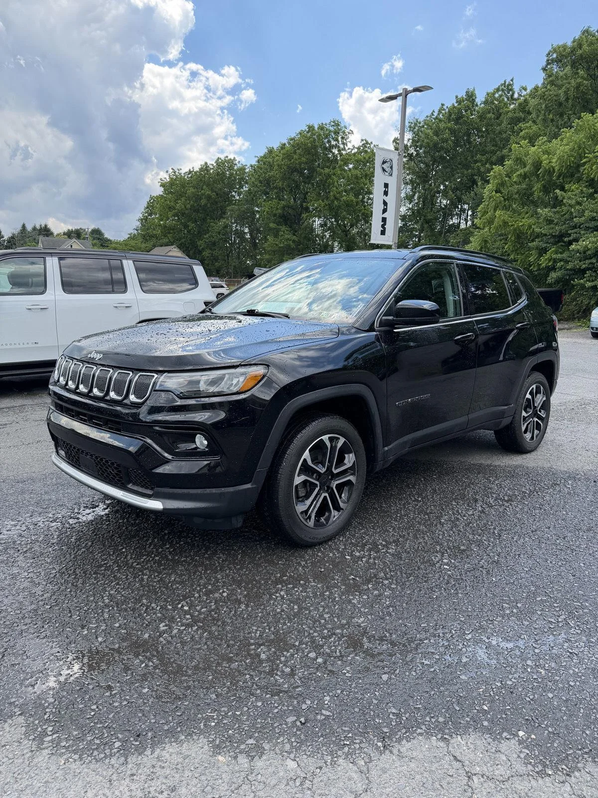 Used 2022 DIAMOND BLACK CRYSTAL PEARLCOAT JEEP LIMITED image 2