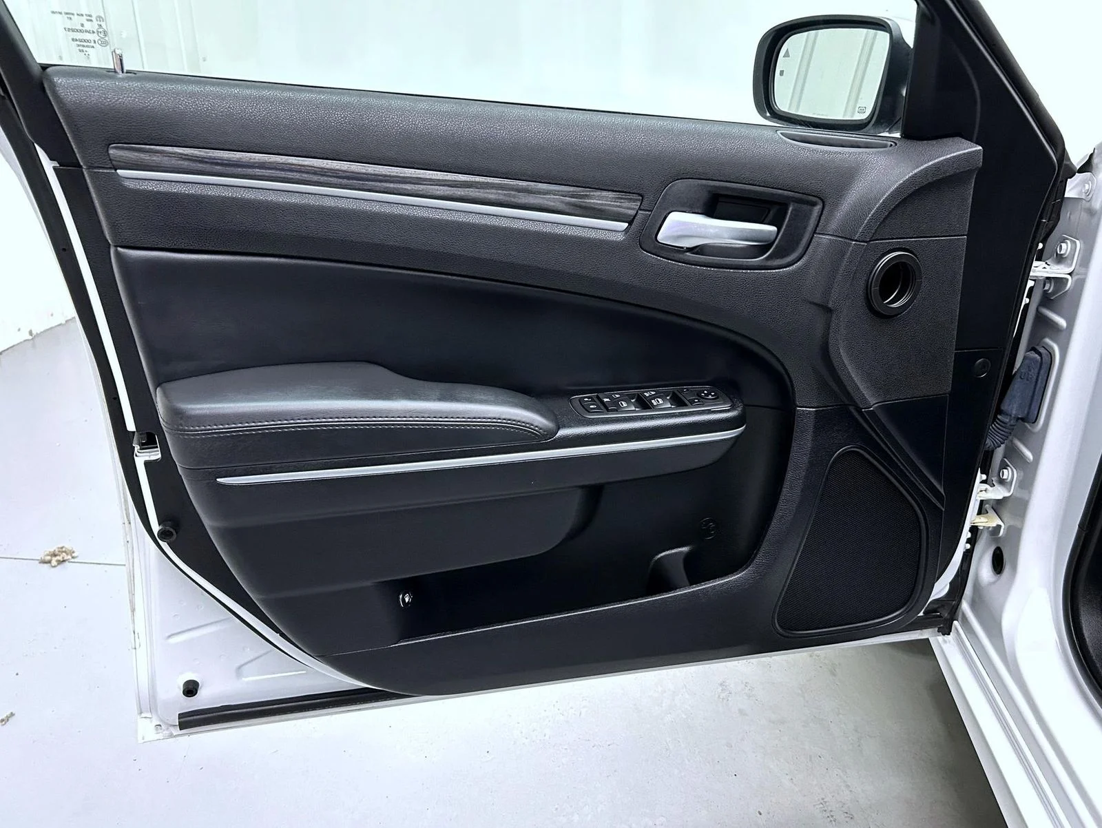 Used 2022 White Chrysler Touring image 9