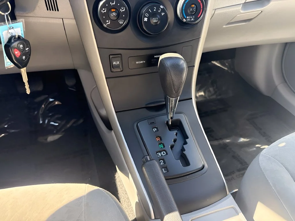Used 2009 Silver Toyota LE image 14