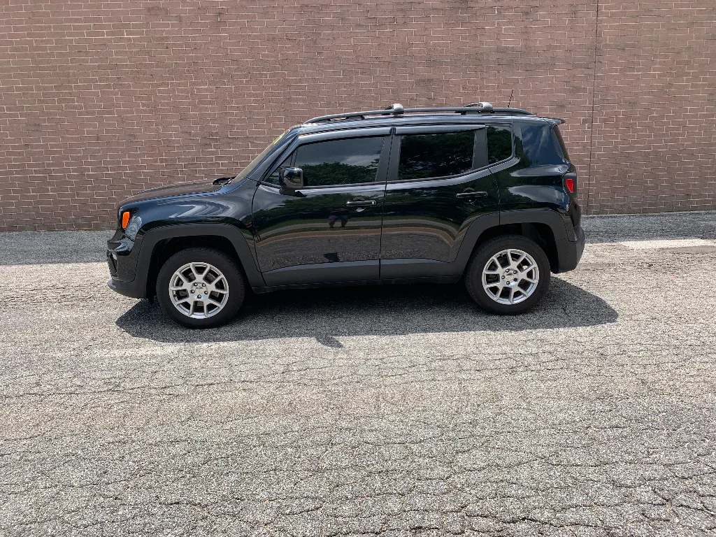 Used 2021 Black Clearcoat Jeep Latitude image 2