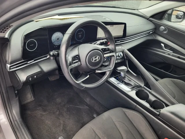 Used 2025 Silver Hyundai SEL Convenience image 9