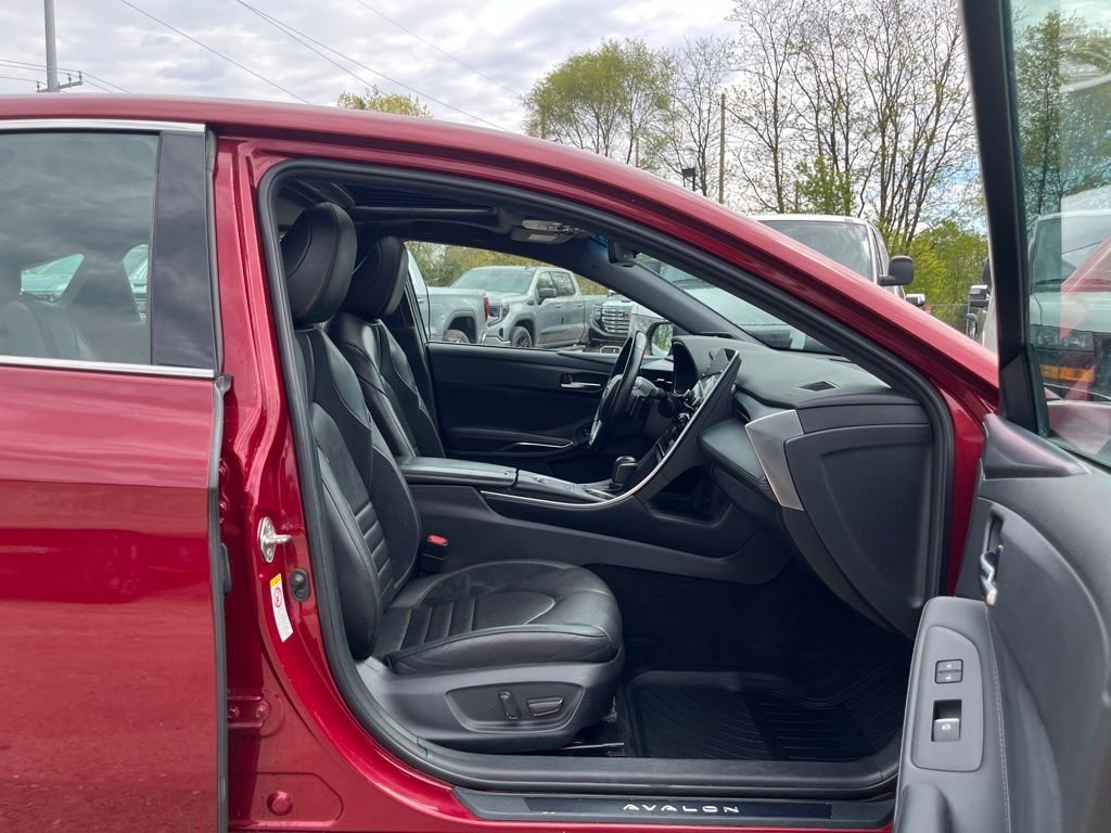 Used 2019 Pearl Toyota XSE image 33