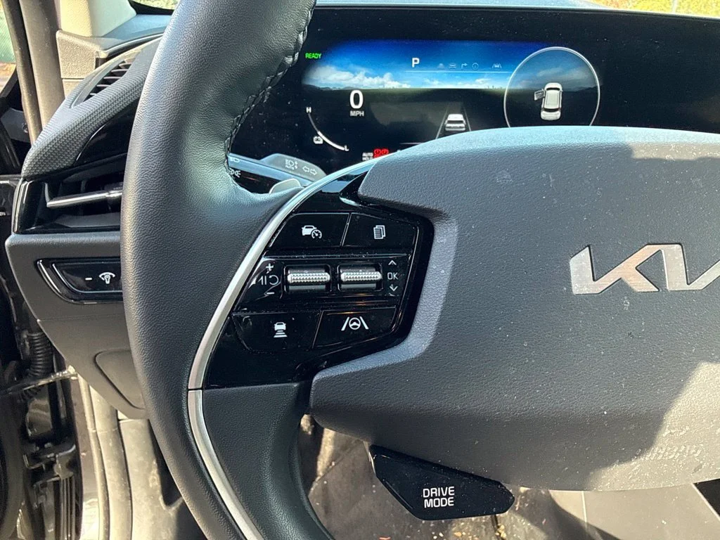 Used 2023 Graphite Gray Kia Wind image 11