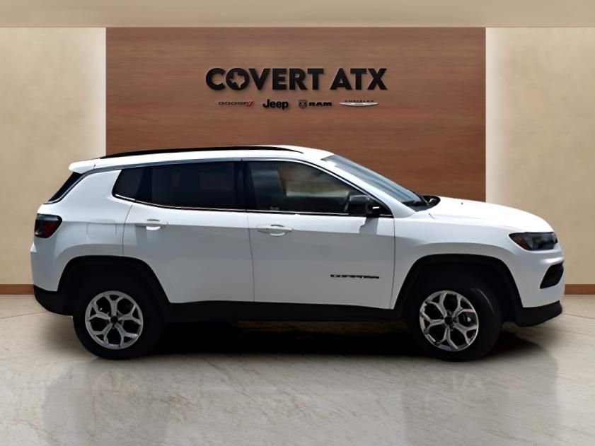 Used 2025 White Jeep Latitude image 6