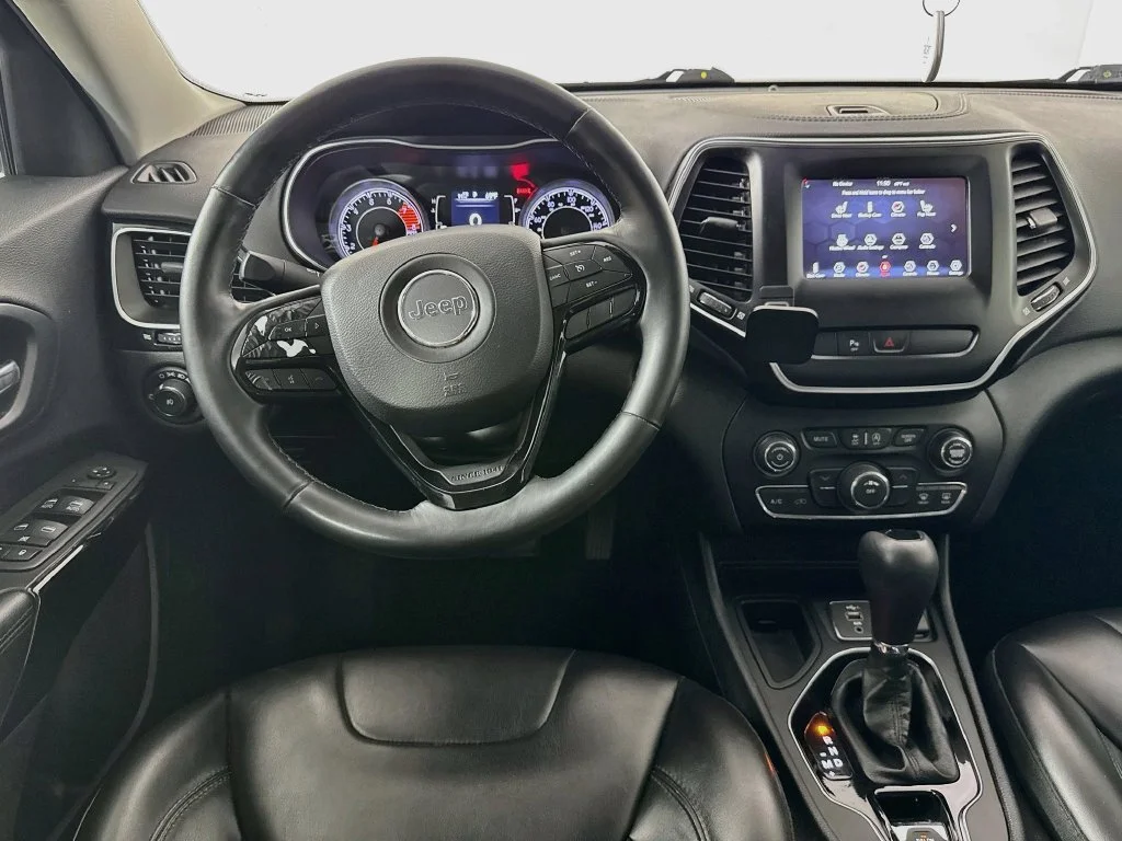 Used 2019 Black Jeep Latitude Plus image 28