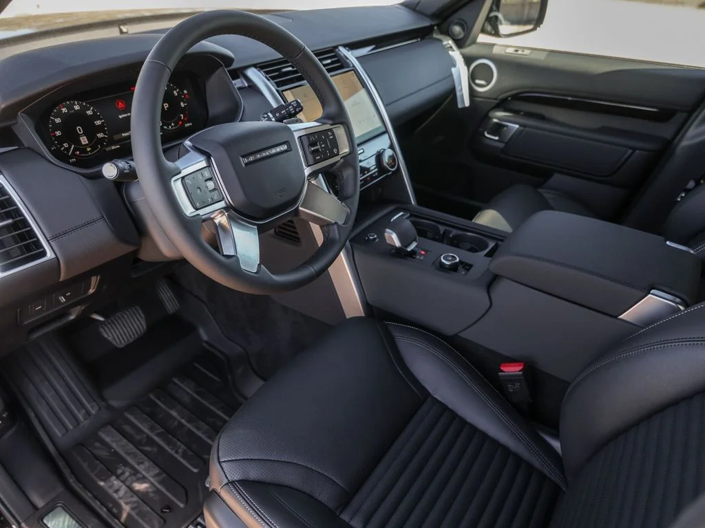 Used 2025 Santorini Black Metallic Land Rover S image 16