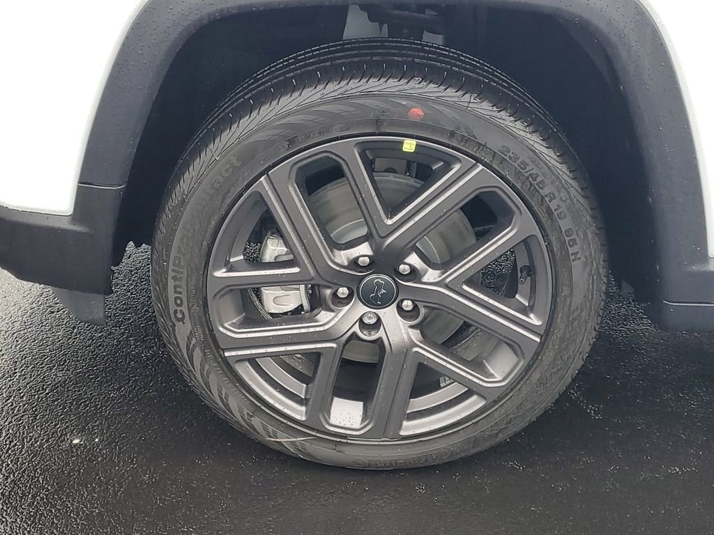 New 2026 Bright White Clearcoat Jeep Latitude image 6