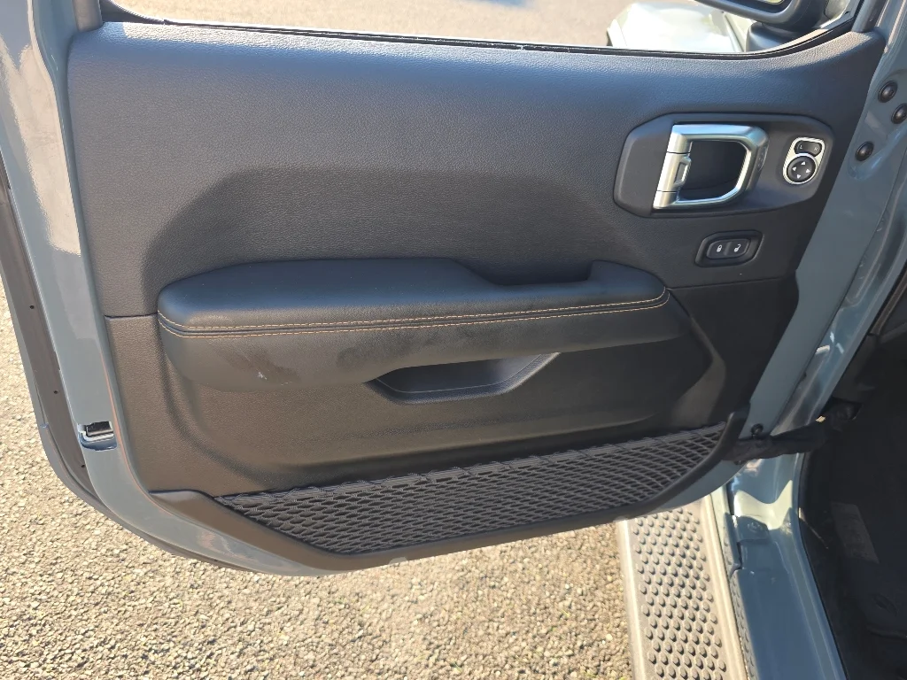 Used 2025 Anvil Clear Coat Jeep Sahara 4xe image 31