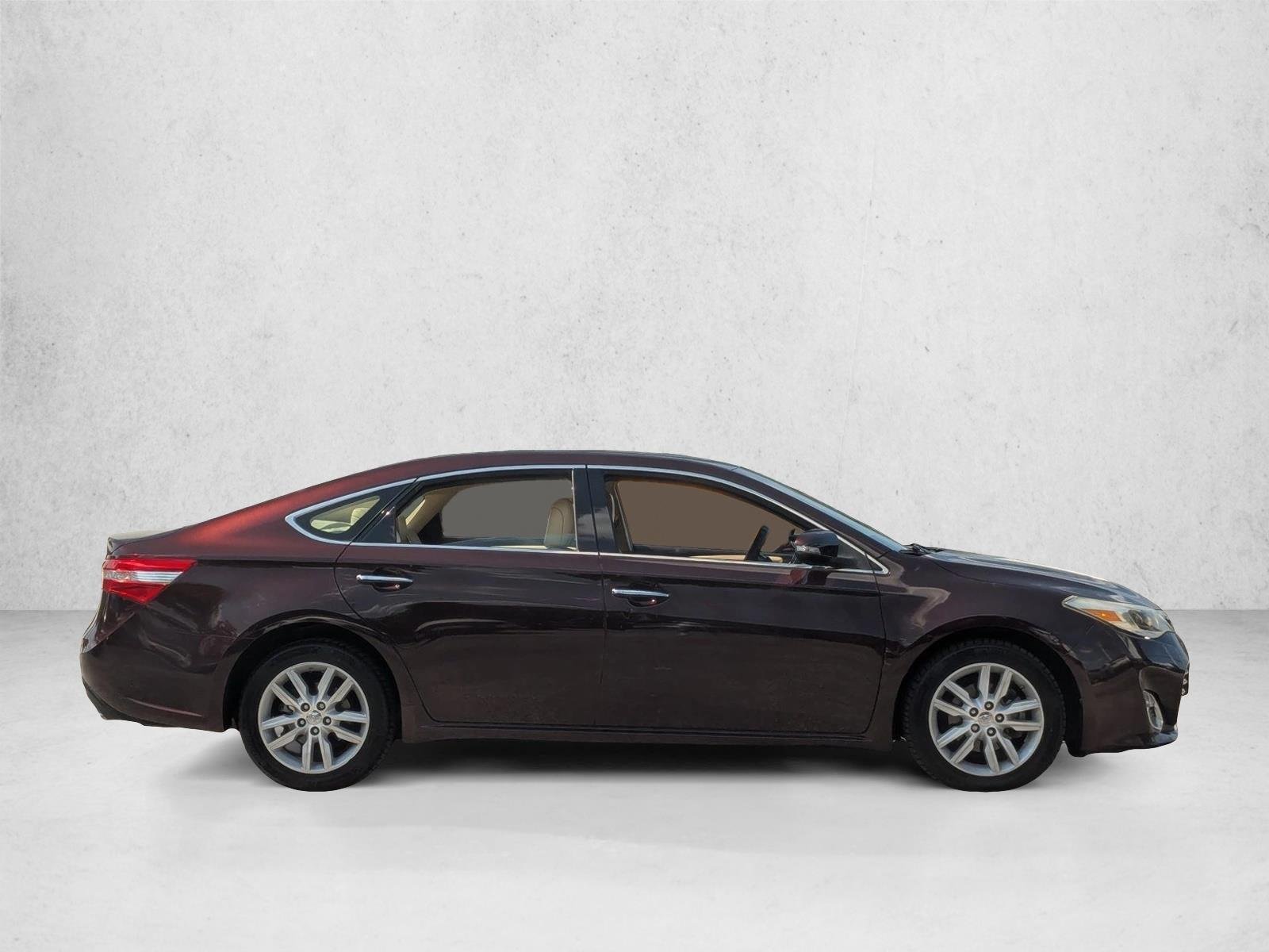 Used 2015 Sizzling Crimson Mica Toyota XLE image 4