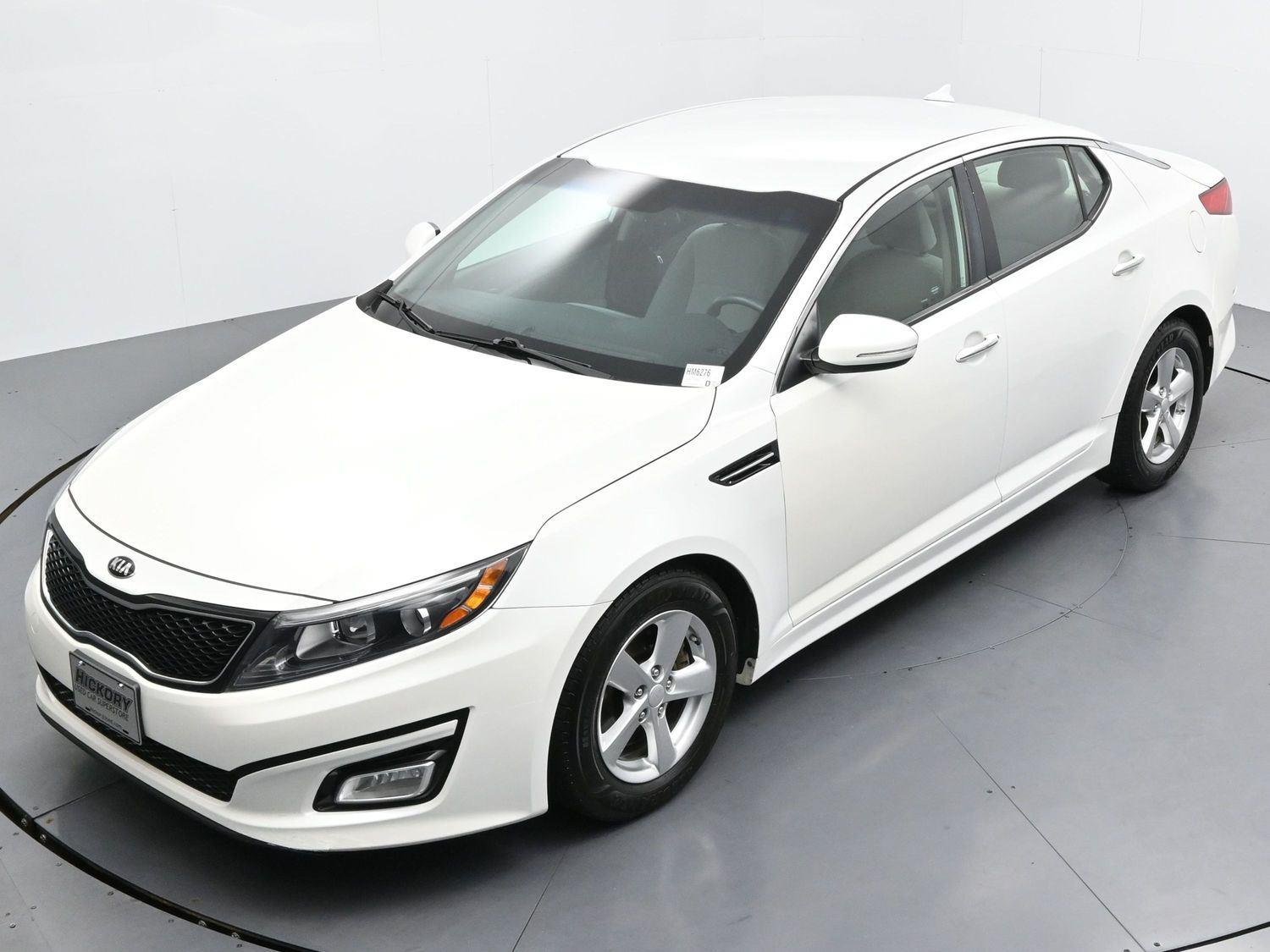 Used 2015 Snow White Pearl Kia LX image 39