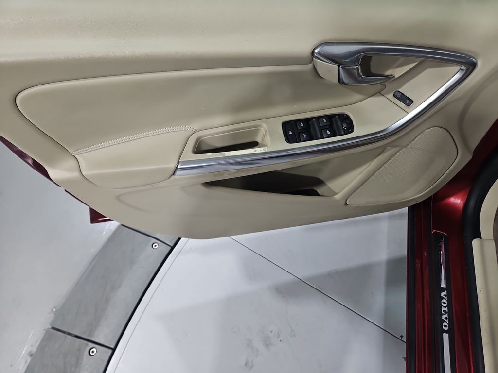 Used 2013 Red Volvo  image 10