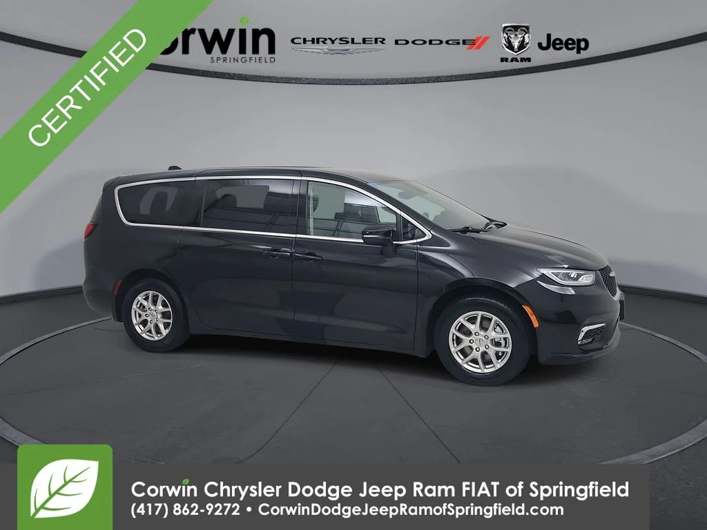 2023 Chrysler Pacifica Touring L's photo